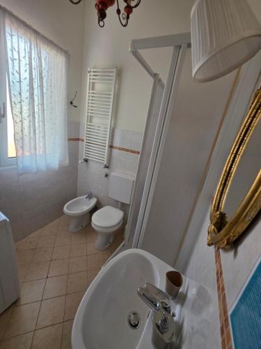 a bathroom with a sink and a toilet at Appartamenti Mondo Per Te in Santa Margherita Ligure