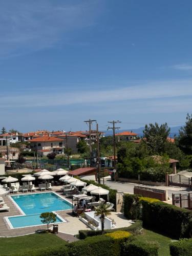 Πισίνα στο ή κοντά στο Celeste Retreat by InFox Suites