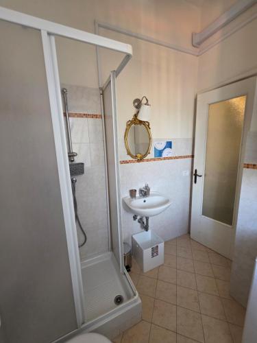 a bathroom with a shower and a sink at Appartamenti Mondo Per Te in Santa Margherita Ligure