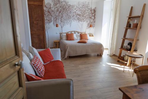 Ένα ή περισσότερα κρεβάτια σε δωμάτιο στο CHAMBRES D'HÔTES L'Oréliane en Provence Adults Only