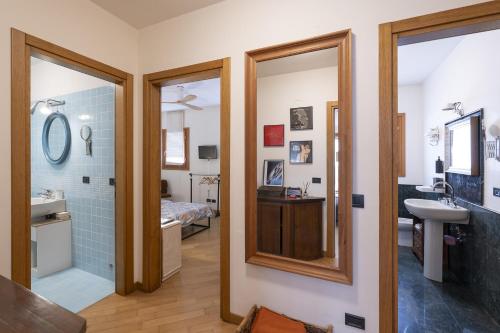 a bathroom with a sink and a mirror at Ca'do garden apartament in Venice