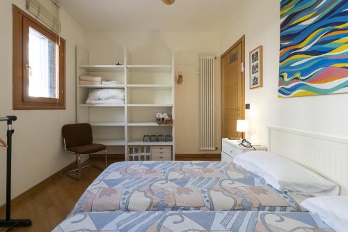 a bedroom with a bed and a desk and a chair at Ca'do garden apartament in Venice