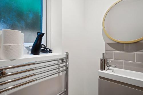 a bathroom with a mirror and a white sink at OFFERS 3 Bed House with Free Parking Ideal for Contractors or Relocation Stays Sittingbourne in Murston