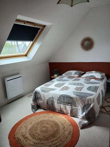 une chambre avec un lit et une grande fenêtre dans l'établissement maison à 5 min de la plage, à l'Île-Tudy