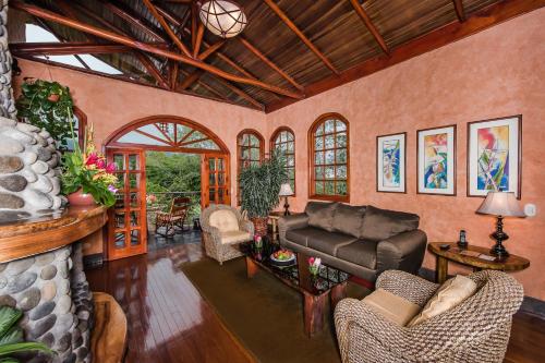 a living room with a couch and chairs at Peace Lodge in Vara Blanca