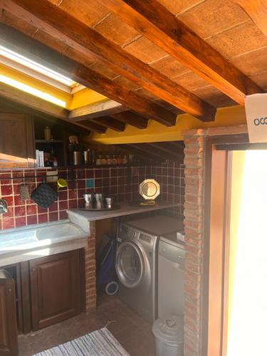a kitchen with a washer and a washing machine at La casa colorata nel cuore della Venezia in Livorno