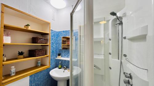 une salle de bain avec une douche, des toilettes et un lavabo dans l'établissement L'horizon Océan, studio face mer, à Saint-Jean-de-Monts