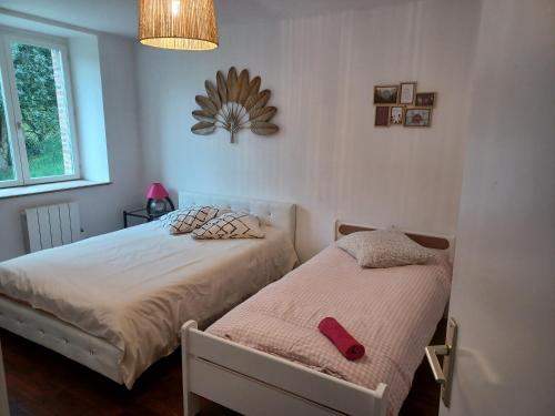 - une chambre avec 2 lits jumeaux et une lampe dans l'établissement Duplex centre ville, à Ernée