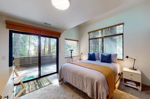 Una cama o camas en una habitación de Fox Run