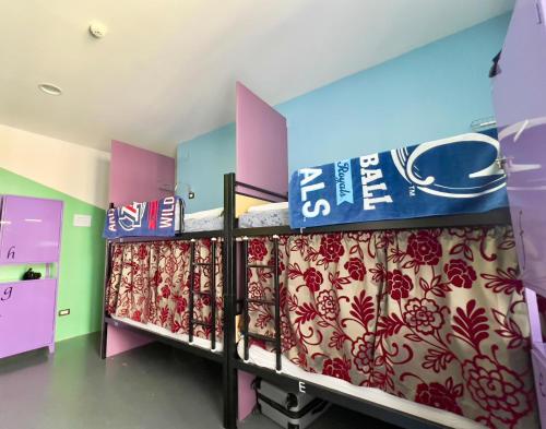Ένα ή περισσότερα κρεβάτια σε δωμάτιο στο Himalayan Hostel