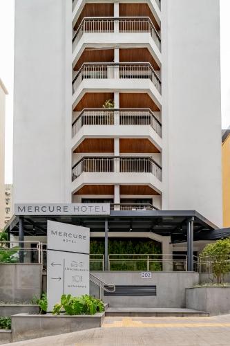 a hotel building with a sign in front of it at Mercure Sao Paulo Alamedas in Sao Paulo