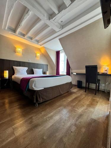 une chambre avec un grand lit dans une pièce dans l'établissement Hotel Pax Opera, à Paris