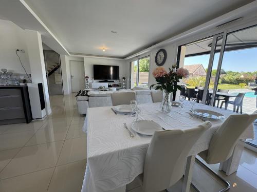 Photo de la galerie de l'établissement La Villa DS - 9pers - Piscine - Rêve au Mans, à Changé
