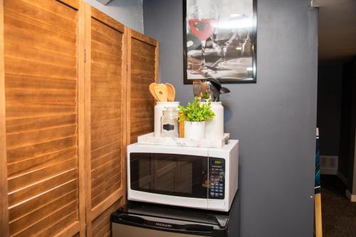 Una cocina o zona de cocina en One-bedroom guest suite with private entry