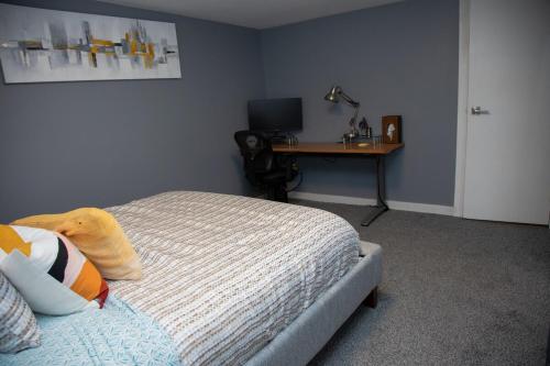 Cama o camas de una habitación en One-bedroom guest suite with private entry