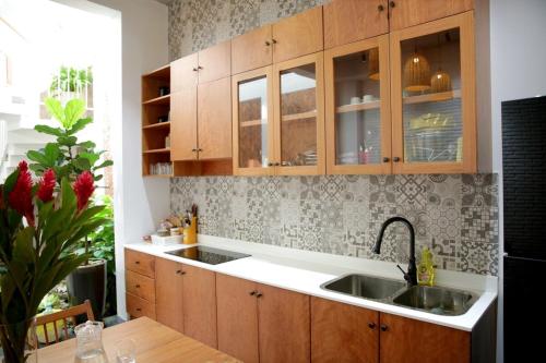 eine Küche mit Holzschränken und einer Spüle in der Unterkunft Moc Nhien homestay in Phước Hậu (1)