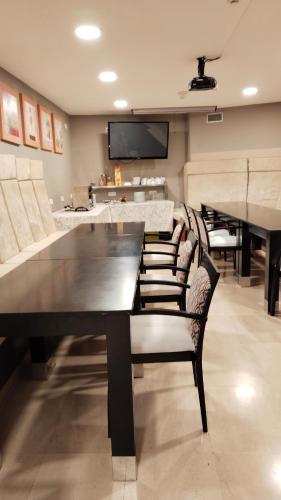 een eetkamer met een grote tafel en stoelen bij Hotel HHB Pontevedra Confort in Pontevedra