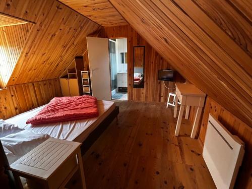 une chambre avec un lit dans une pièce en bois dans l'établissement Le Bikini, à Fort-Mahon-Plage