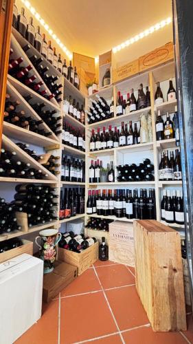 une cave à vin remplie de nombreuses bouteilles de vin dans l'établissement Hotel La Bastide, au Lavandou