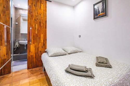 um quarto com uma cama com duas toalhas em Bright apartment at Les Invalides - 4 Guests em Paris