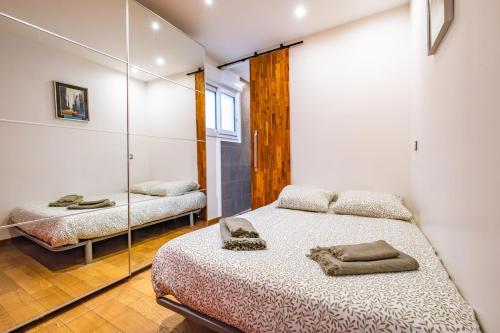 um quarto com duas camas e um espelho em Bright apartment at Les Invalides - 4 Guests em Paris
