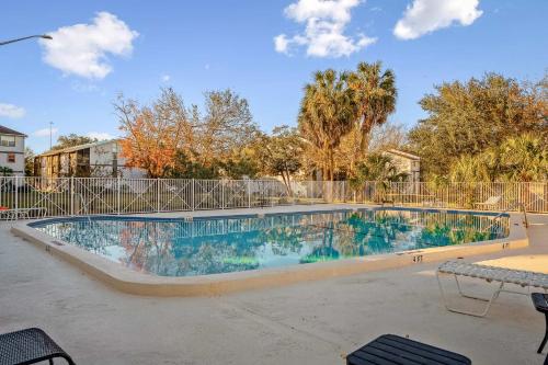 Πισίνα στο ή κοντά στο Renovated Modern Industrial Suite 2 BR Condo