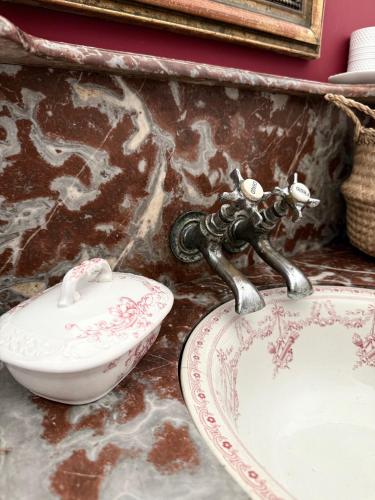 - un lavabo avec robinet et bol dans l'établissement Coin de Paix, à Saint-Vincent-sur-Oust