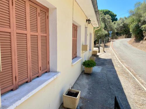 un bâtiment avec des portes en bois sur le côté d'une rue dans l'établissement Lyvia, à Serra-di-Ferro