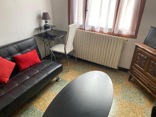 un salon avec un canapé, une table et un bureau dans l'établissement Lyvia, à Serra-di-Ferro