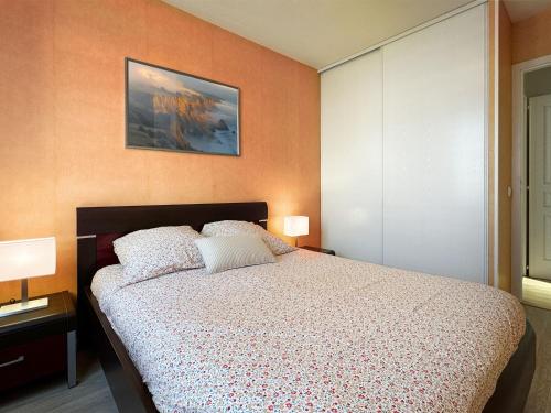 une chambre avec un lit et un tableau au mur dans l'établissement Joli 3P avec terrasse et Garage proche Centre, à Strasbourg