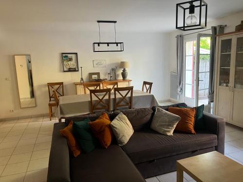 un salon avec un canapé et une table dans l'établissement Les Marrouges de Saint Jean, à Collobrières