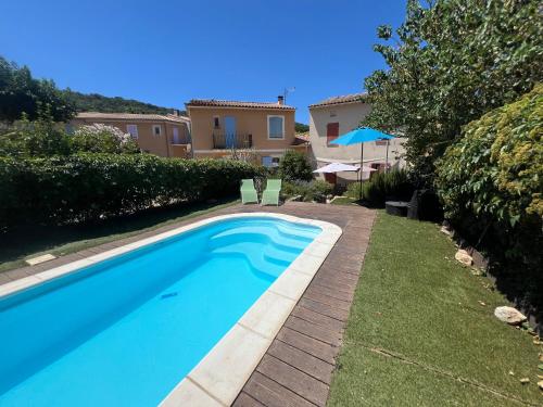une piscine dans une cour à côté d'une maison dans l'établissement Les Marrouges de Saint Jean, à Collobrières