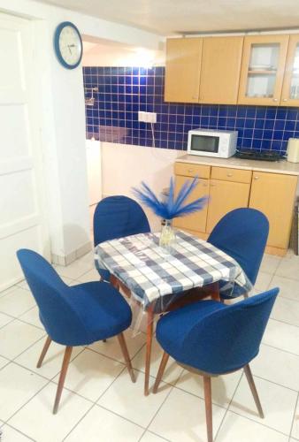 Η κουζίνα ή μικρή κουζίνα στο The Hidden Gem, 1 bedroom, 1 living room, 4 beds, Sleeps 5