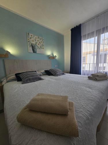 Un pat sau paturi într-o cameră la Apartamento Costa Azul VERA