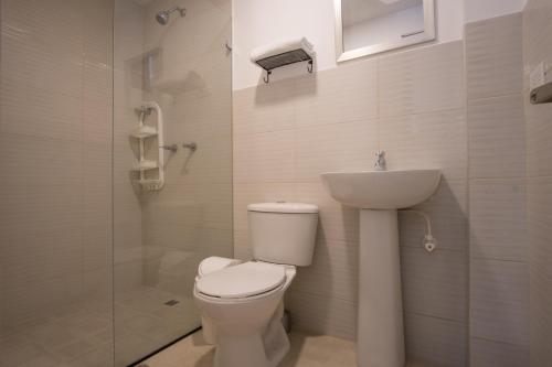 a bathroom with a toilet and a sink and a shower at Edificio Fenicia Lofts Laureles in Medellín