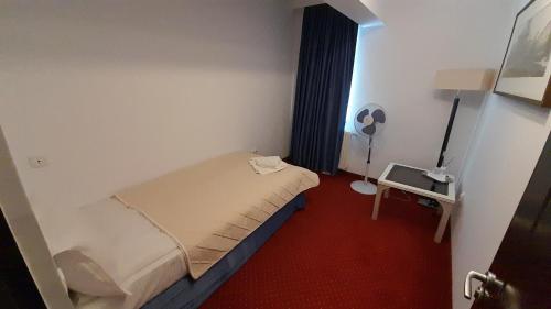a small room with a bed and a window at Visconti Militari in Bucharest