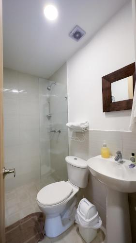 a bathroom with a toilet and a sink and a shower at Edificio Fenicia Lofts Laureles in Medellín
