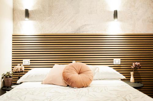 ein Schlafzimmer mit einem Bett mit einer schwarz-weißen gestreiften Wand in der Unterkunft Switch Holiday 9 in La Spezia