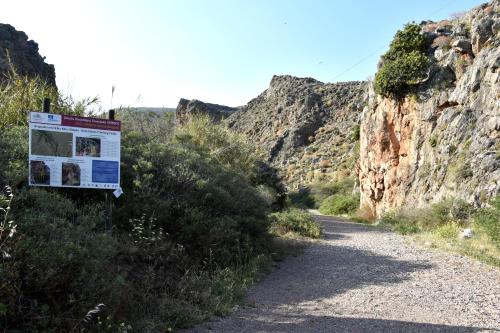 a sign on the side of a dirt road at Irida in Káto Zákros