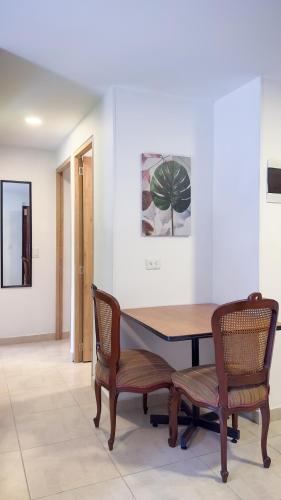 a table and two chairs in a room at Edificio Fenicia Lofts Laureles in Medellín
