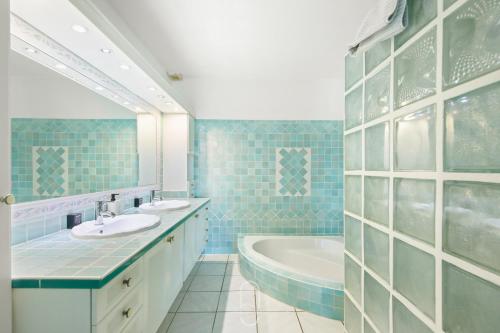 Ένα μπάνιο στο Villa "Farniente" 4 étoiles - Piscine chauffée By HC