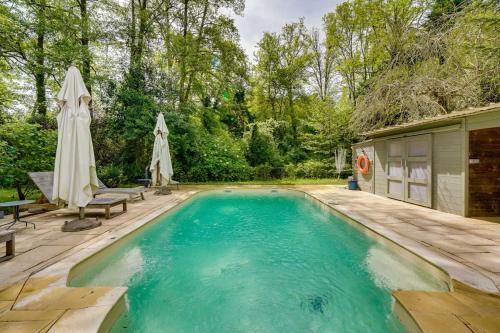 une piscine avec une terrasse et une maison dans l'établissement Charming home with a pool, à Blasimon