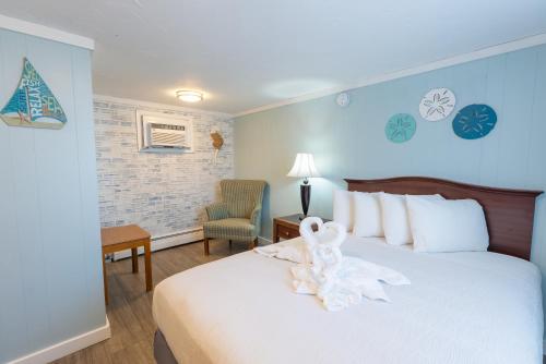 a hotel room with a bed with a teddy bear on it at The Janmere Motel in Hampton