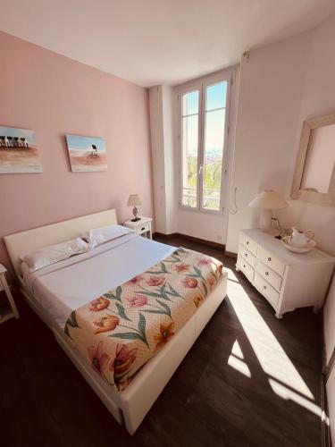 une chambre blanche avec un lit et une fenêtre dans l'établissement Lamy by Riviera Eden Palace, à Cannes