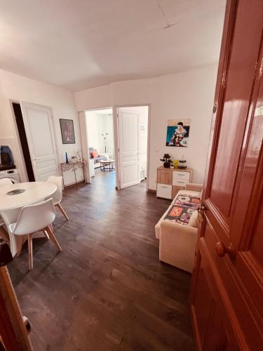 un salon avec une table et une salle à manger dans l'établissement Lamy by Riviera Eden Palace, à Cannes