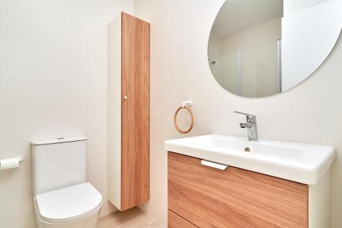 un bagno con un lavandino bianco e uno specchio di Aparartamento Abril a Castillo Bajo