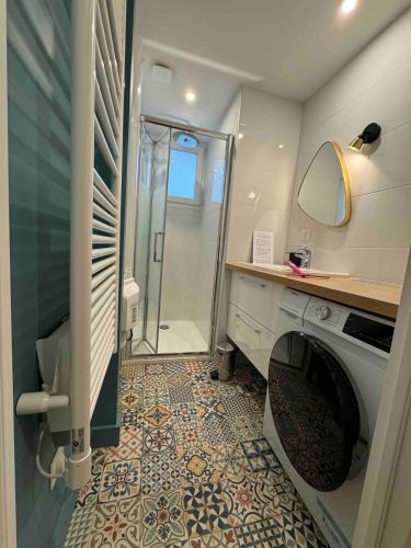 une salle de bain avec une douche, un lavabo et des toilettes dans l'établissement Appart T3 pinède 5 min de la plage, à Le Touquet-Paris-Plage