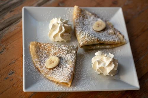 a plate with two slices of toast with whipped cream at House Boat s výhledem na Wake Port in Brandýs nad Labem-Stará Boleslav