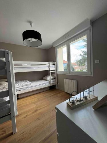une chambre avec deux lits superposés et une fenêtre dans l'établissement Appart T3 pinède 5 min de la plage, à Le Touquet-Paris-Plage