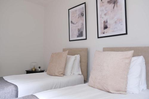 Ένα ή περισσότερα κρεβάτια σε δωμάτιο στο Bright and Spacious 4 Bedroom Home in Bedford